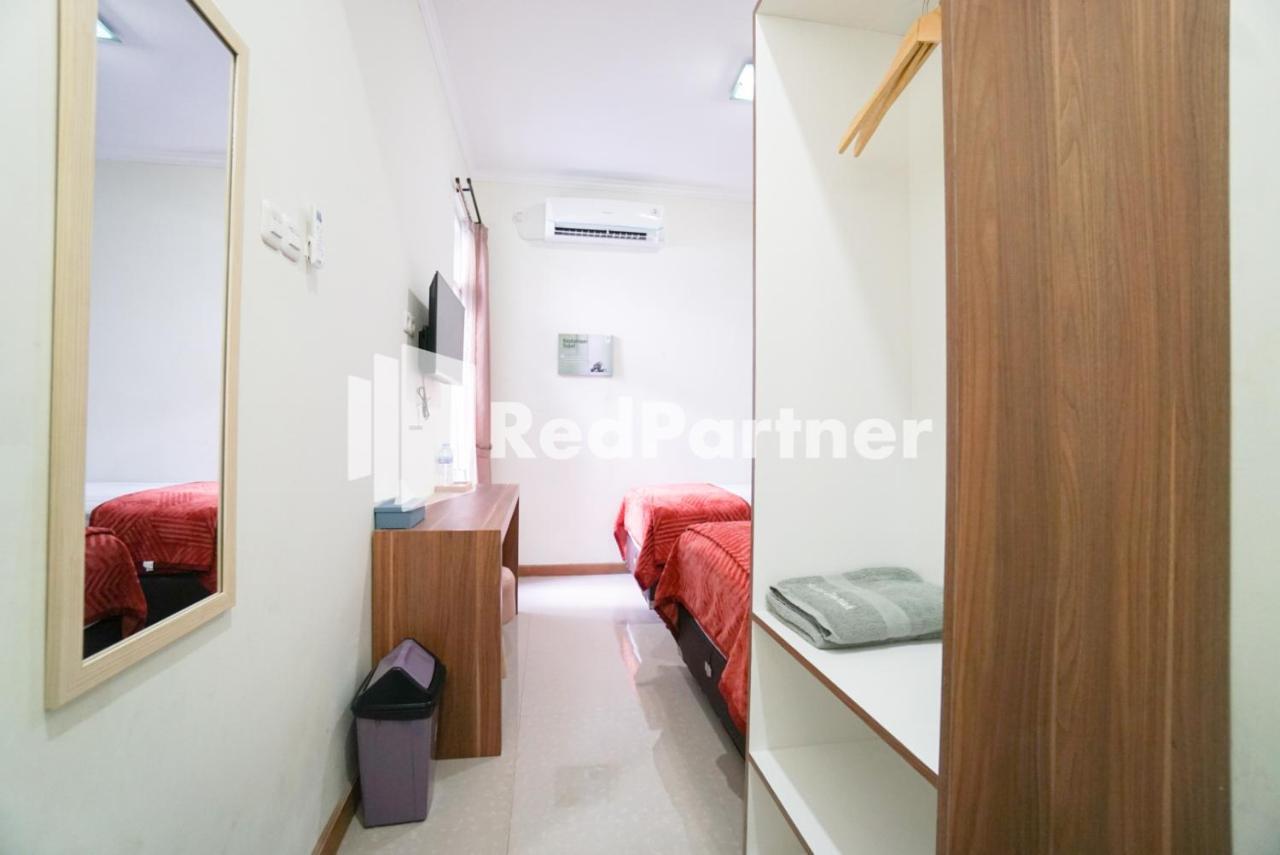 Hotel Fazza Syariah Mitra Reddoorz Jakarta Exterior foto