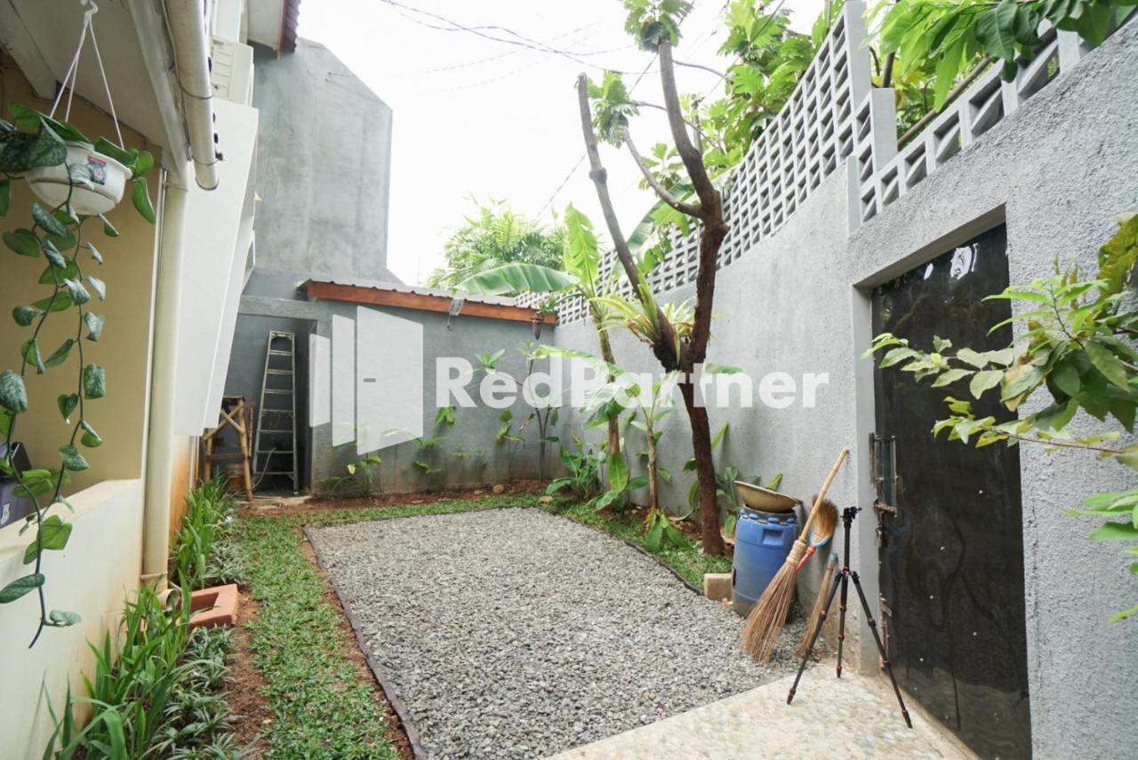 Hotel Fazza Syariah Mitra Reddoorz Jakarta Exterior foto